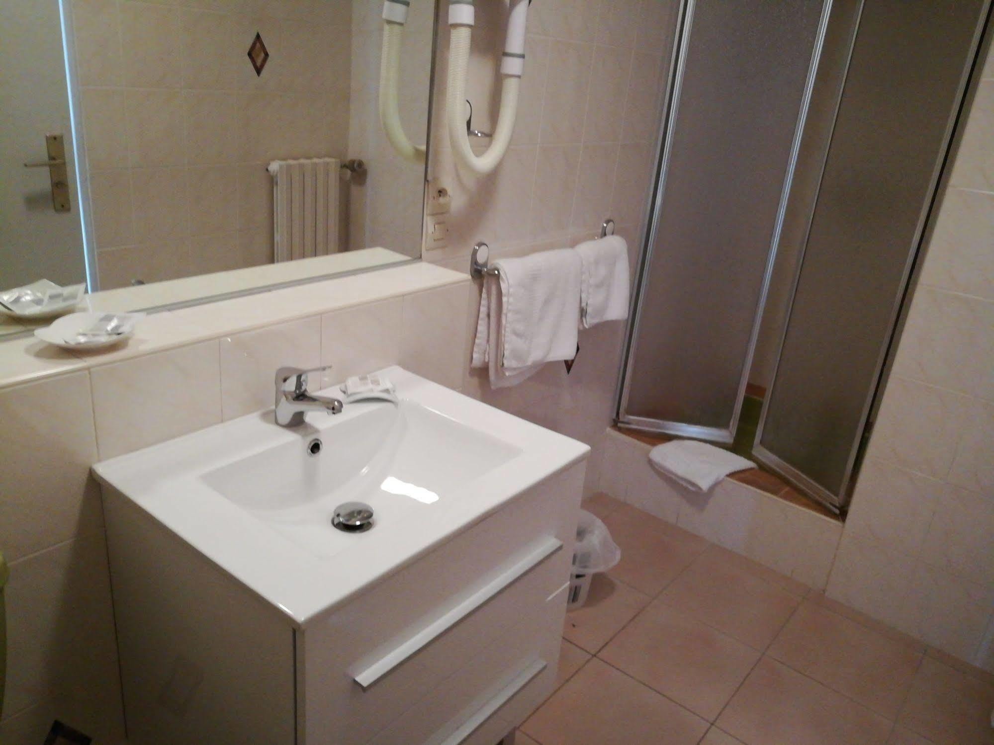 Contact Hotel Du Relais Thouars Εξωτερικό φωτογραφία