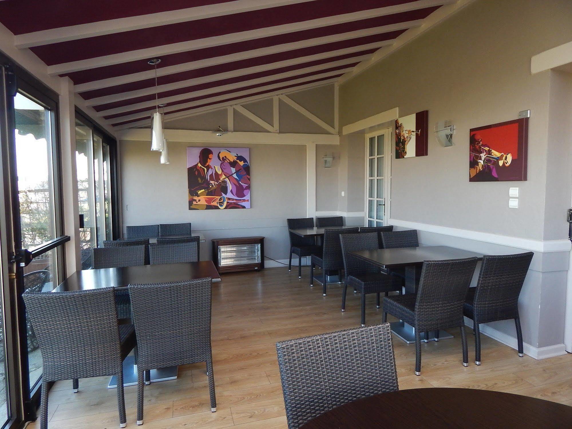 Contact Hotel Du Relais Thouars Εξωτερικό φωτογραφία